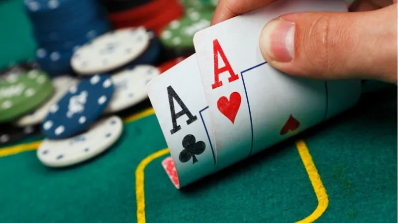 Tìm hiểu các thuật ngữ poker về tay bài và giá trị